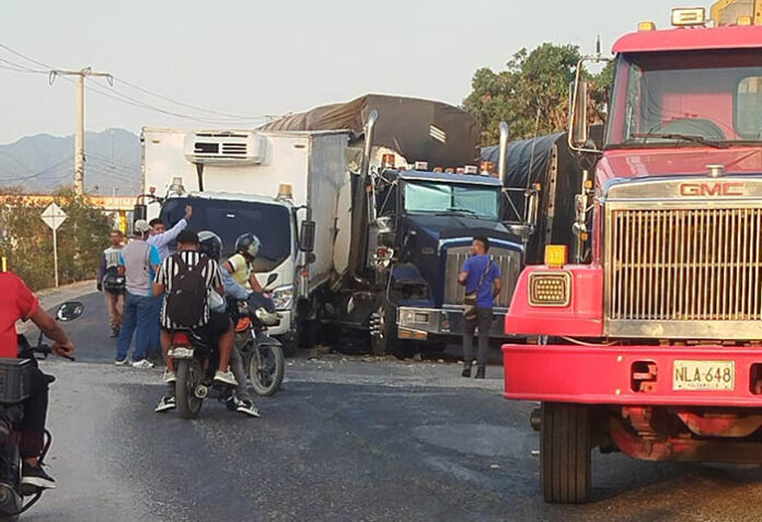 Choque entre camión y tractomula dejó daños materiales en la Ruta del Sol
