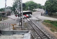 Bus intentó ganarle al tren y quedó atrapado en cruce férreo en Aracataca