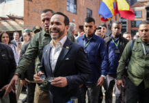De la Espriella responde a Cepeda con denuncia en su contra en EE.UU.