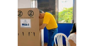 El alcalde Carlos Pinedo Cuello ejerció su derecho al voto