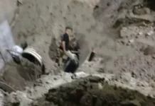 Motociclista casi se mata al caer a un enorme hueco