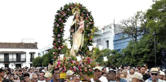 Concurrida procesión de fieles en honor a la Virgen del Carmen