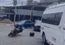 Choque de taxi y moto dejó daños materiales en la avenida del Ferrocarril
