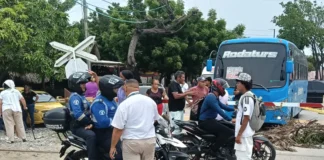 Bloquean entrada al aeropuerto Simón Bolívar de Santa Marta