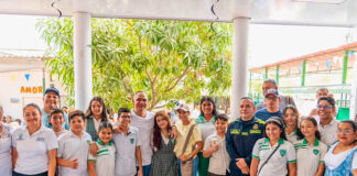 Alcalde Carlos Pinedo entregó 200 pupitres y cinco aires acondicionados a la IED 20 de Octubre