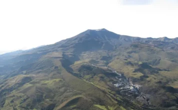 Reportan nueva emisiones de ceniza del Volcán Puracé