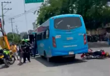 EN VIDEO: Bus ‘anafe’ y motocicleta chocaron en la rotonda de Mamatoco: solo daños materiales