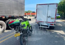 Dos policías heridos tras chocar contra camión repartidor en la Ruta del Sol