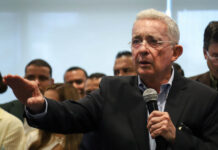 Uribe pide a banqueros dar créditos a 30 años al estado para la reconstrucción
