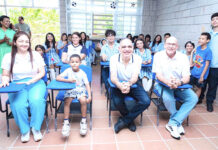 Alcalde Pinedo entregó 700 pupitres para tres colegios