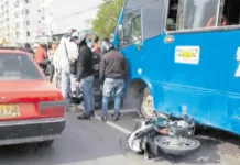 Motociclista por poco muere al chocar con bus
