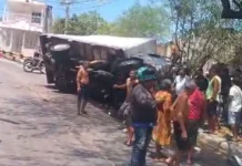 EN VIDEO: Camión furgón se volcó en la bajada del barrio Pastrana