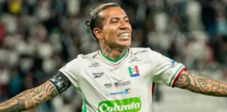 Dayro Moreno festejó sus 41 años con un golazo de taco