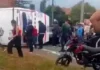 Un muerto y 16 heridos deja volcamiento de bus que transportaba a 36 pasajeros en Medellín